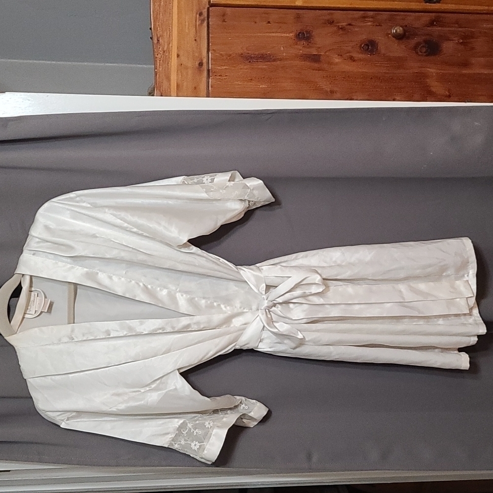 Intimo Amore Belted Robe Off White Satiny Lace Insets Pockets. Size M EUC